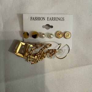 Women’s Fashion Earrings-NWOT-Gold